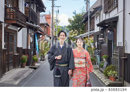 日田市豆田町を着物で観光する若いカップル 日田市豆田町を着物で観光する若いカップル 83683194
