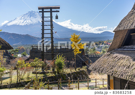 紅葉に染まる古民家と富士山《撮影協力：西湖いやしの里根場様》 83683258