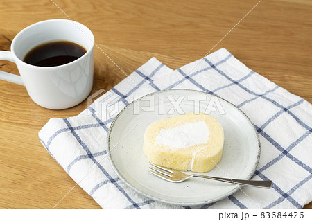 ロールケーキとコーヒー 83684426