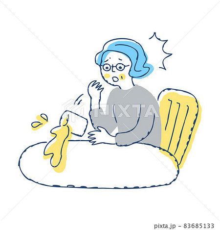 お茶をこぼすシニア女性 お茶をこぼすシニア女性 83685133