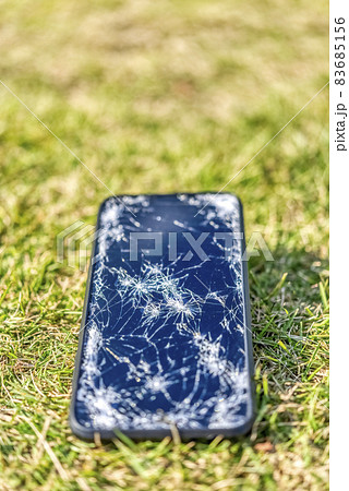 落として画面の割れたスマホ 落として画面の割れたスマホ 83685156