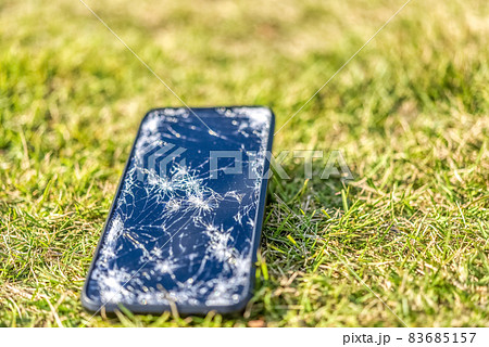 落として画面の割れたスマホ 83685157