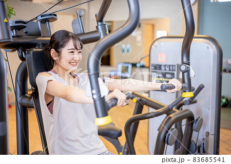 スポーツジムで体を鍛える女性（笑顔） 83685541