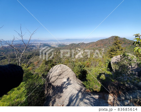 滋賀県金勝山より湖東平野、琵琶湖を眺める 83685614