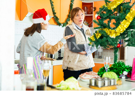 Women quarreling at kitchen 83685784