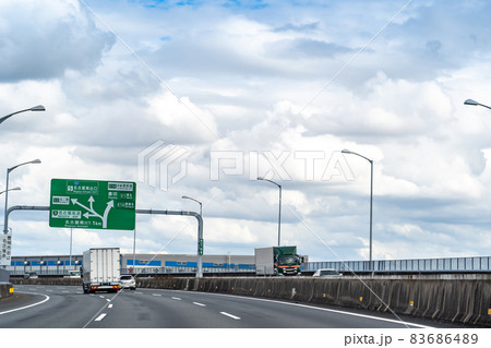 愛知県名古屋市 名古屋南ジャンクションに差しかかるトラックと乗用車 愛知県名古屋市 名古屋南ジャンクションに差しかかるトラックと乗用車 83686489