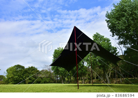 キャンプイメージ　ブラックのタープ 83686594