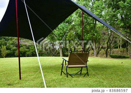 ソロキャンプイメージ　ブラックのタープとチェア 83686597