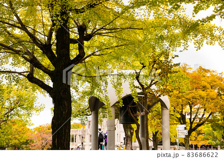 休日の公園風景です。家族連れや読書をする人等が見えます。平和な雰囲気にどうぞ。 休日の公園風景です。家族連れや読書をする人等が見えます。平和な雰囲気にどうぞ。 83686622