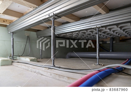 新築の住宅の床下内部　大引を支える床束 83687960