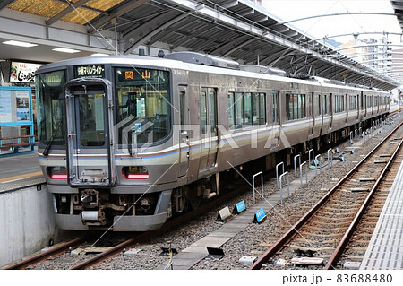 快速マリンライナーの223系　高松駅　予讃線　香川県　四国 83688480