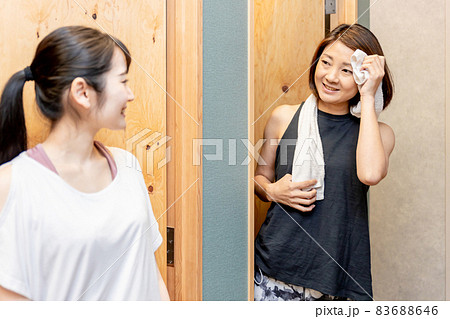 スポーツジムの更衣室（タオル） 83688646