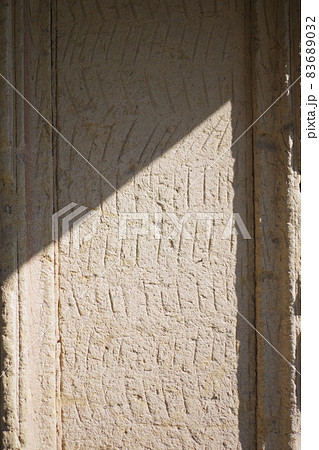 古い蔵の土壁でできた扉 83689032
