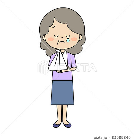 上肢に怪我をして不安そうな高齢女性 83689846