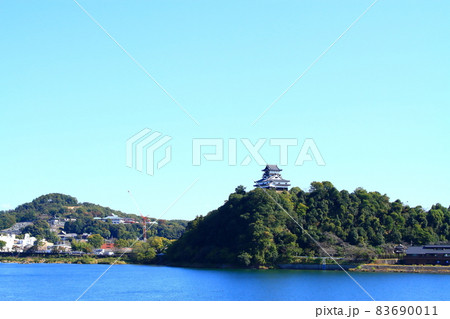 犬山市、国宝犬山城と木曽川の風景 犬山市、国宝犬山城と木曽川の風景 83690011