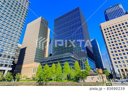 東京　丸の内の都市風景　みずほ丸の内タワーと銀行会館 83690239