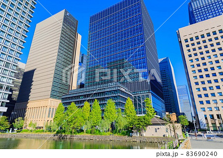 東京　丸の内の都市風景　みずほ丸の内タワーと銀行会館 83690240