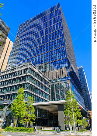 東京　丸の内の都市風景　みずほ丸の内タワーと銀行会館 83690253
