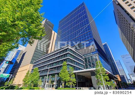 東京　丸の内の都市風景　みずほ丸の内タワーと銀行会館 83690254