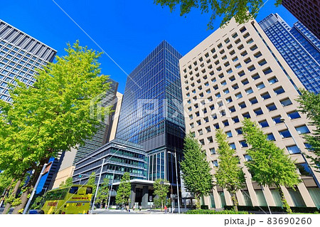 東京　丸の内の都市風景　みずほ丸の内タワーと銀行会館 83690260