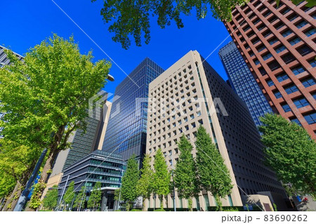 東京　丸の内の都市風景　みずほ丸の内タワーと銀行会館 83690262
