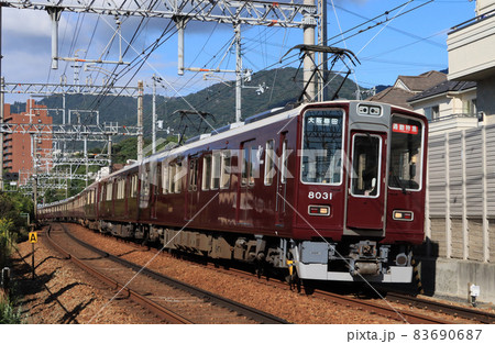 阪急電車　御影駅付近を走る8000系電車 83690687