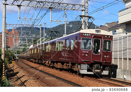 阪急電車 御影駅付近を走る7000系電車 阪急電車 御影駅付近を走る7000系電車 83690688