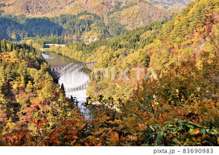 奥会津 JR只見線 第一只見川橋梁の紅葉 奥会津 JR只見線 第一只見川橋梁の紅葉 83690983