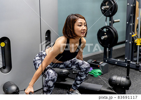 スポーツジムで筋トレする女性 83691117