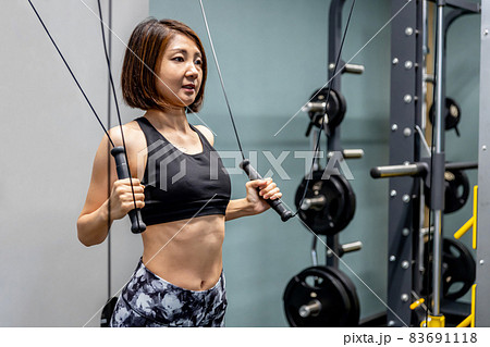 スポーツジムで筋トレする女性 83691118