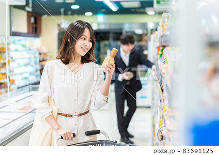 スーパーで食料品の買い物をする人 83691125