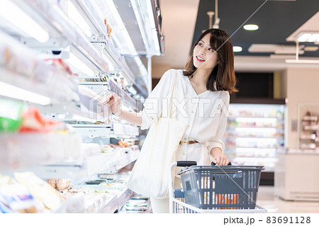 スーパーで食料品の買い物をする人 83691128