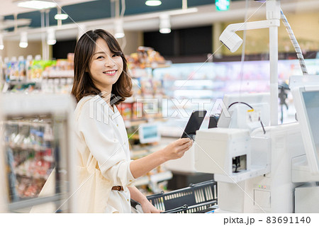 スーパーで食料品の買い物をする人 スーパーで食料品の買い物をする人 83691140