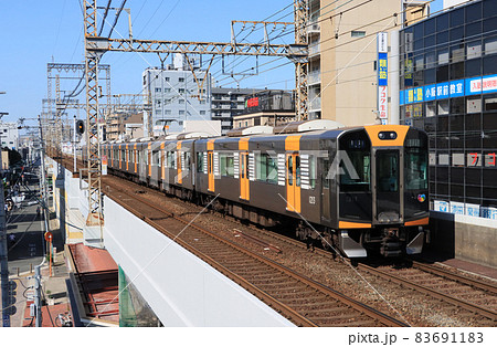 近鉄奈良線　河内小阪駅を通過する阪神1000系電車 83691183