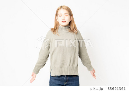 深呼吸をしているセーターを着た若い女性 深呼吸をしているセーターを着た若い女性 83691361