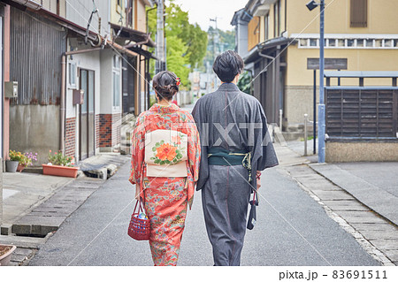 日田市豆田町を着物で観光する若いカップル 日田市豆田町を着物で観光する若いカップル 83691511