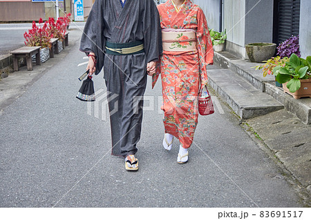 着物で観光する若いカップル 着物で観光する若いカップル 83691517