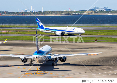 羽田空港の風景・タキシングする旅客機・全日空 83691597