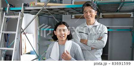 建築現場の現場監督と大工さん2人のポートレート バナーサイズ 建築現場の現場監督と大工さん2人のポートレート バナーサイズ 83691599