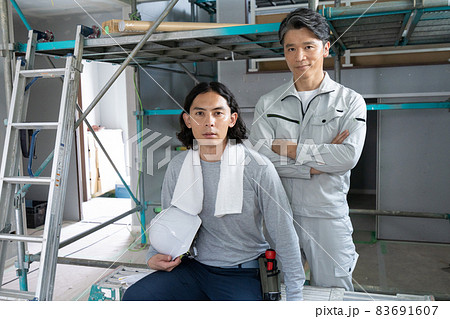 建築現場の現場監督と大工さん2人のポートレート 建築現場の現場監督と大工さん2人のポートレート 83691607