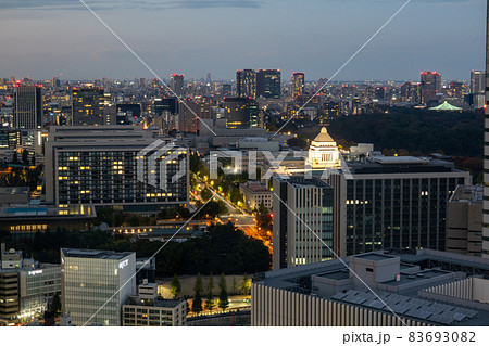 国会議事堂とビル群　夜景　ロング（2021年11月） 83693082