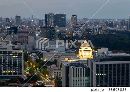 国会議事堂とビル群 夜景 ロング(2021年11月) 国会議事堂とビル群 夜景 ロング(2021年11月) 83693083