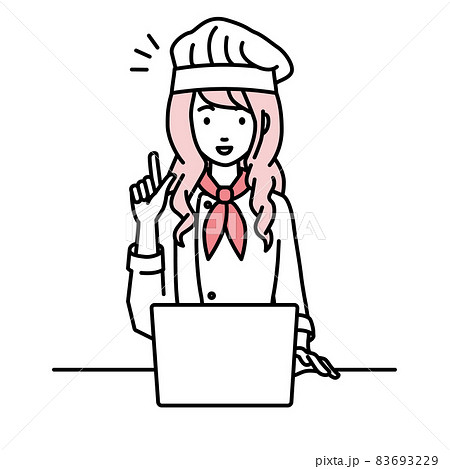 デスクで座ってPCを開いて何かひらめいた調理師の女性 83693229