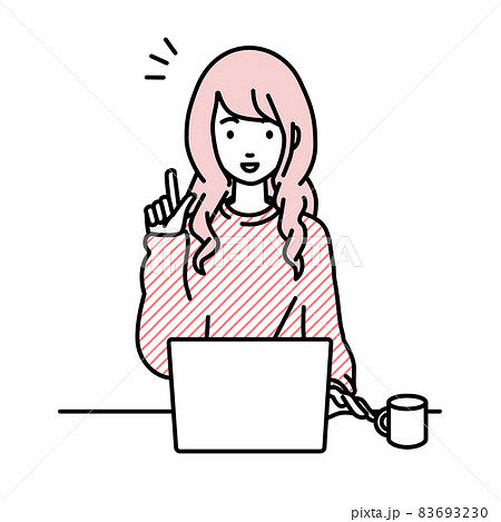 デスクで座ってPCを開いて何かひらめいたリモートワークの女性 デスクで座ってPCを開いて何かひらめいたリモートワークの女性 83693230
