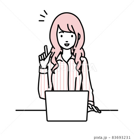 デスクで座ってPCを開いて何かひらめいたブラウスの女性 83693231