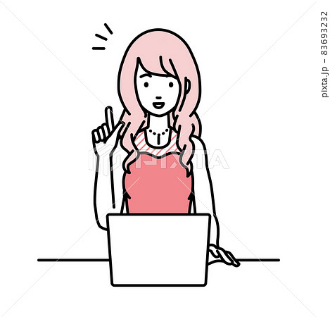 デスクで座ってPCを開いて何かひらめいたドレスの女性 デスクで座ってPCを開いて何かひらめいたドレスの女性 83693232