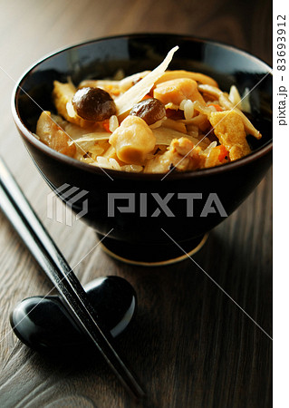 鶏と牛蒡の炊き込みご飯 83693912
