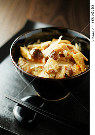 鶏と牛蒡の炊き込みご飯 83693968