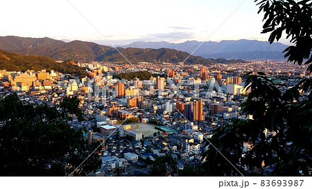 愛媛県松山市の松山城から眺める夕陽に照らされた秋の松山の街並み【9月】 83693987