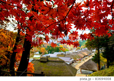 日本の秋の原風景　紅葉の名所福島県大内宿の美しい紅葉 83694008